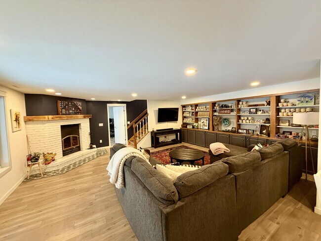 Building Photo - Designer 4 Bedroom Home with Sauna and Walk-Out Lower Level - Available May or June 1st