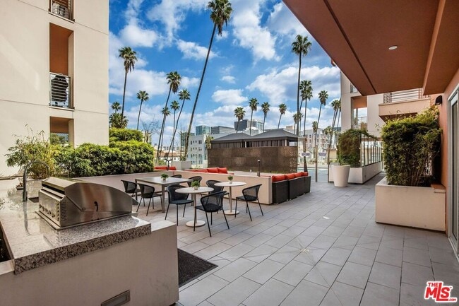 Building Photo - 453 S Kenmore Ave