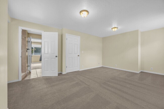 Building Photo - 567 N Allanwood Pl