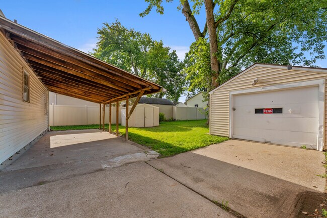 Building Photo - 1539 Weston Ave