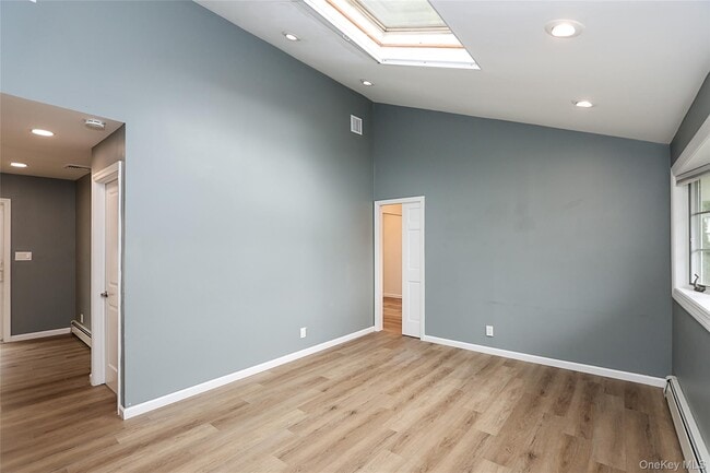 Building Photo - 10 Park Dr