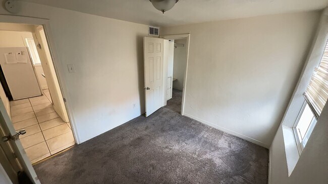 Building Photo - Beautiful Two bedroom , Holladay; 800 sq ft; New Flooring