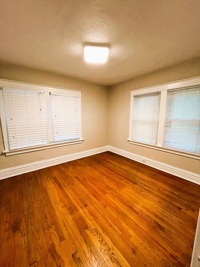 Building Photo - Darling 2 bedroom Bungalow