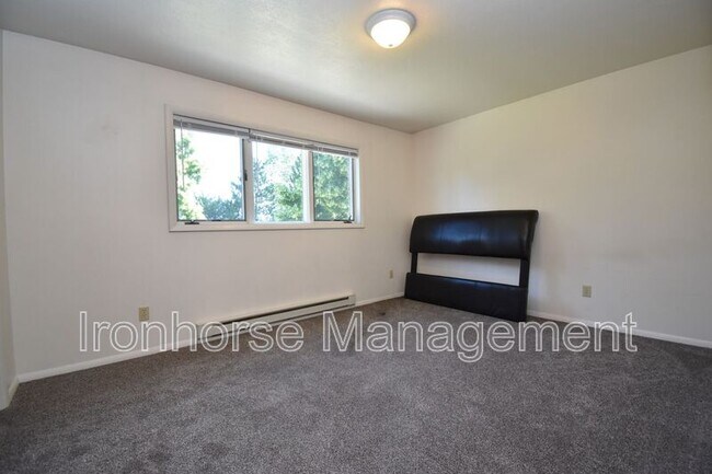 Building Photo - 813 W Villard St