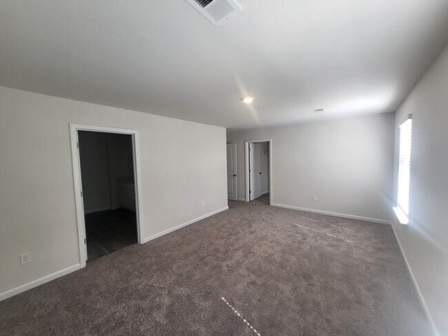Building Photo - 5 bedroom/3 bath home in Aynor - 1/2 Off R...