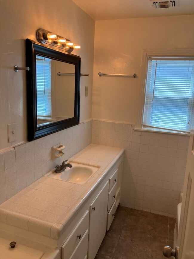 Building Photo - 2037 Miller Ave