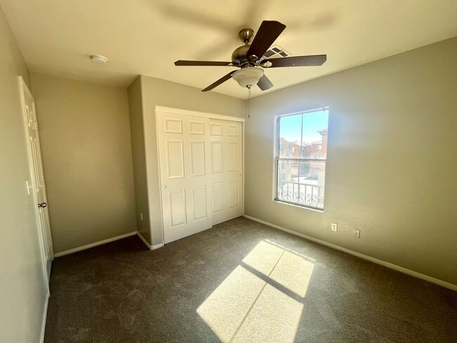 Building Photo - **$800 OFF MOVE IN BY 11/14/25**Spacious T...
