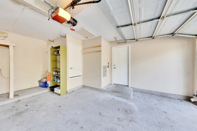 Building Photo - 5609 Silver Screen Dr