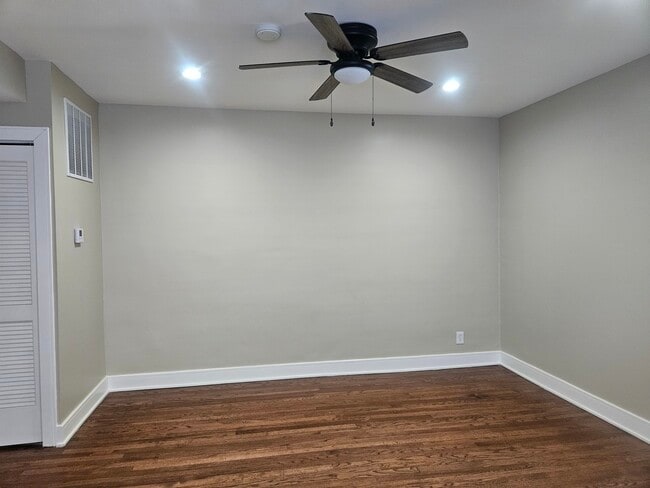 Building Photo - 3040 N Cicero Ave