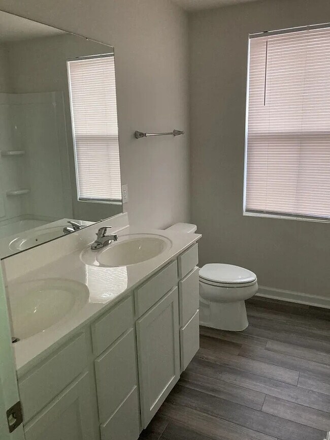 Building Photo - 5 Bedroom 2.5 Bathroom