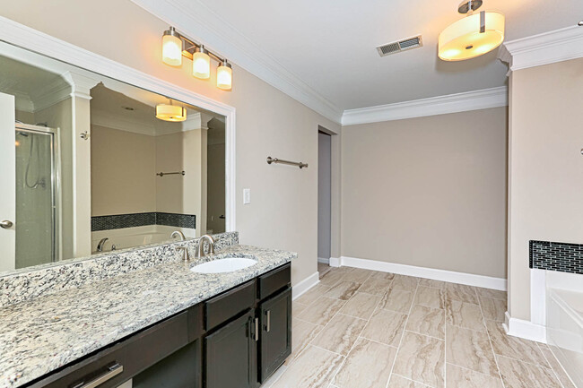 Building Photo - Large Updated 3 Bed / 2.5 Bath Home