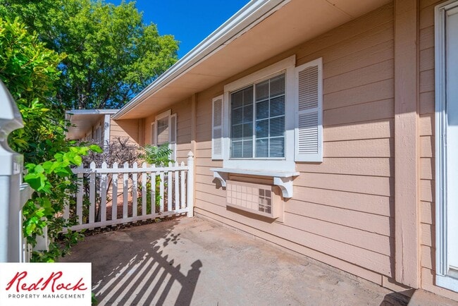 Building Photo - Charming 2 Bed / 1 Bath Apartment in a Prime Location