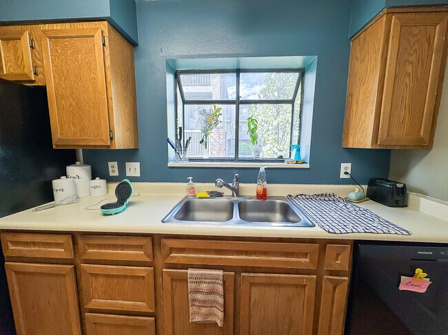 Building Photo - 515 N 200 E