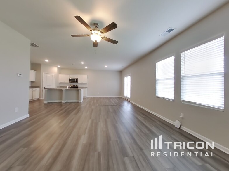 Building Photo - 129 Verona Dr NW