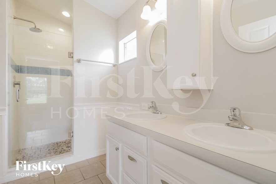 Building Photo - 211 Oak Branch Dr