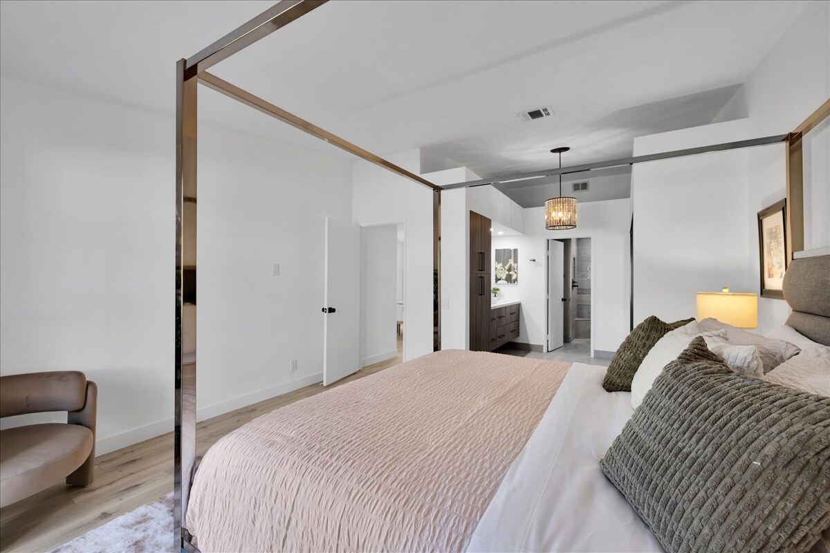 Building Photo - 2701 E Mesquite Ave