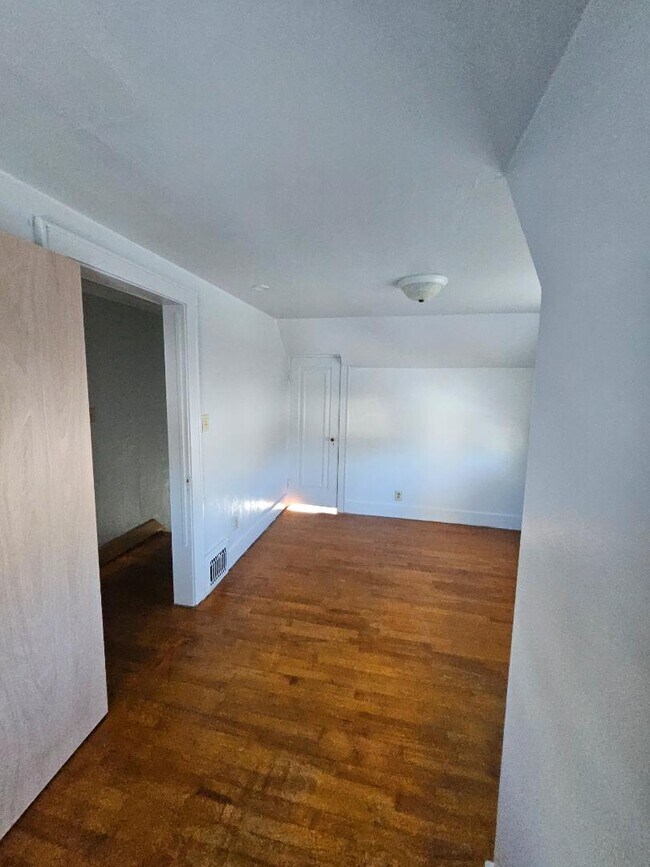 Building Photo - 370 Ahnaip St