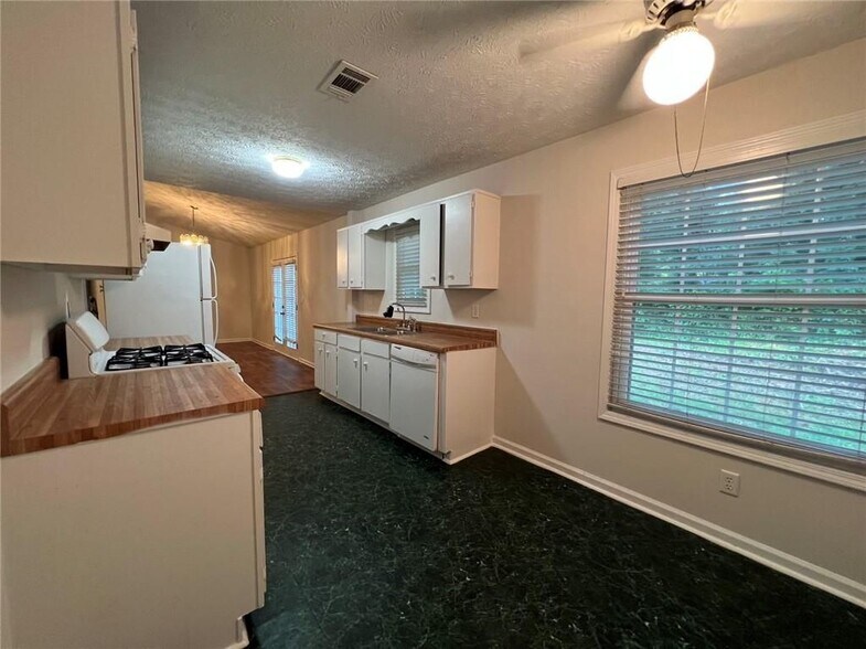 Building Photo - 60 Jesica Way