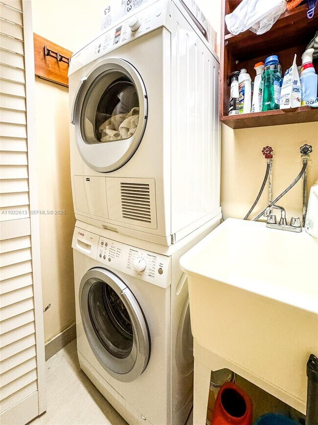 Building Photo - 8877 Collins Ave