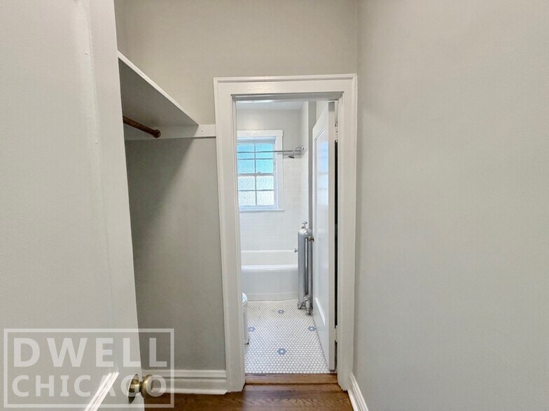 Building Photo - 6226 N Clark St