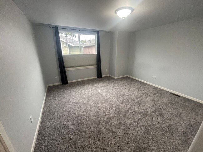 Building Photo - Spacious 3BD/2.5BTH Available for Lease in...