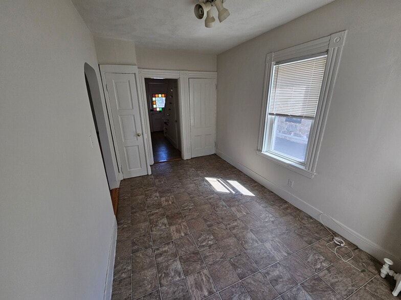 Building Photo - 33 Winship St