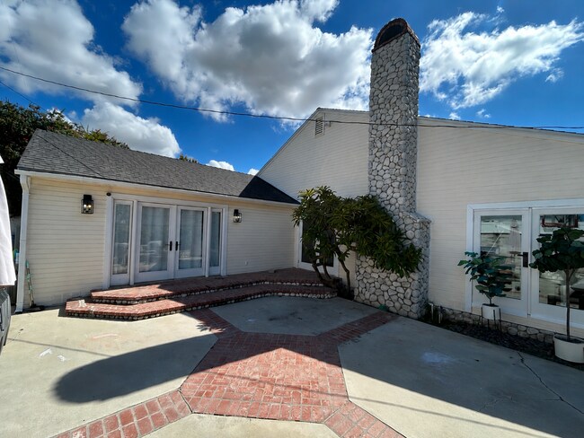 Building Photo - Beautifully Upgraded Los Altos Home!
