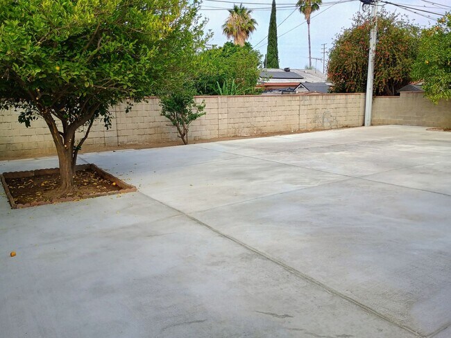 Building Photo - Arleta 3+2 w/walk-in closet, backyard + 2 ...