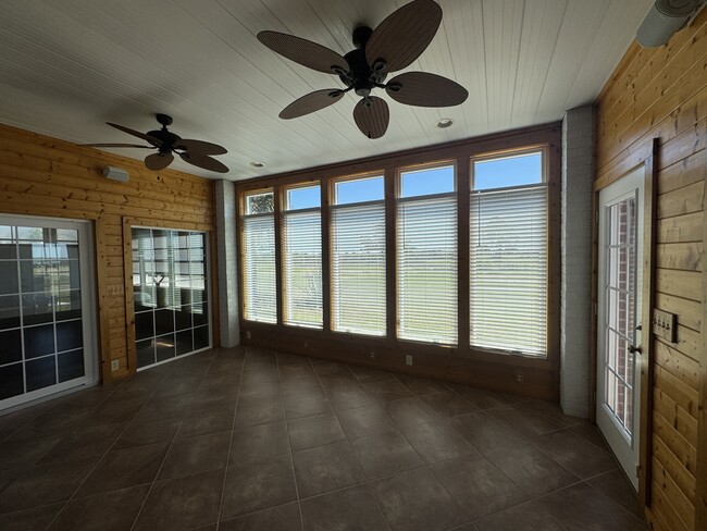 Building Photo - 118 Captains Ln