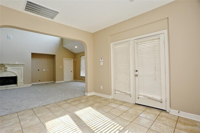 Building Photo - 14010 Norhill Pointe Dr