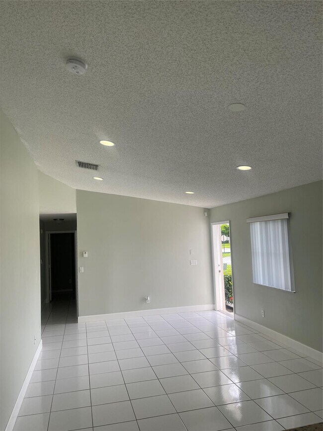 Building Photo - 1810 SW 114th Ter