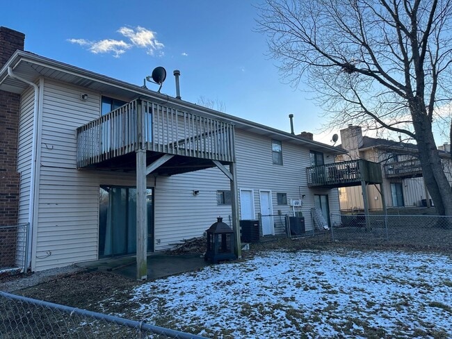 Building Photo - Spacious 3 Bedroom 2 Bath Townhome