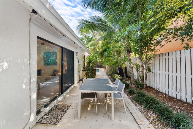 Building Photo - 2221 Florida Blvd