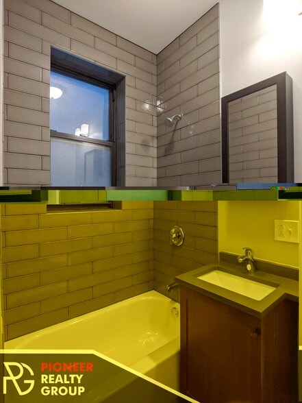 Building Photo - 634 W Barry Ave