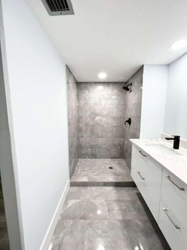 Building Photo - 118 1st Terrace