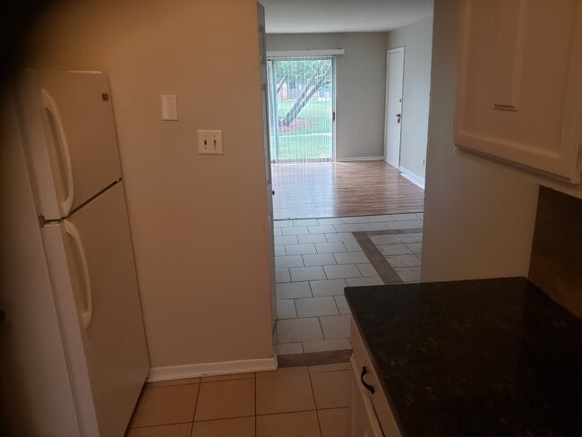 Building Photo - 9385 Bay Colony Dr
