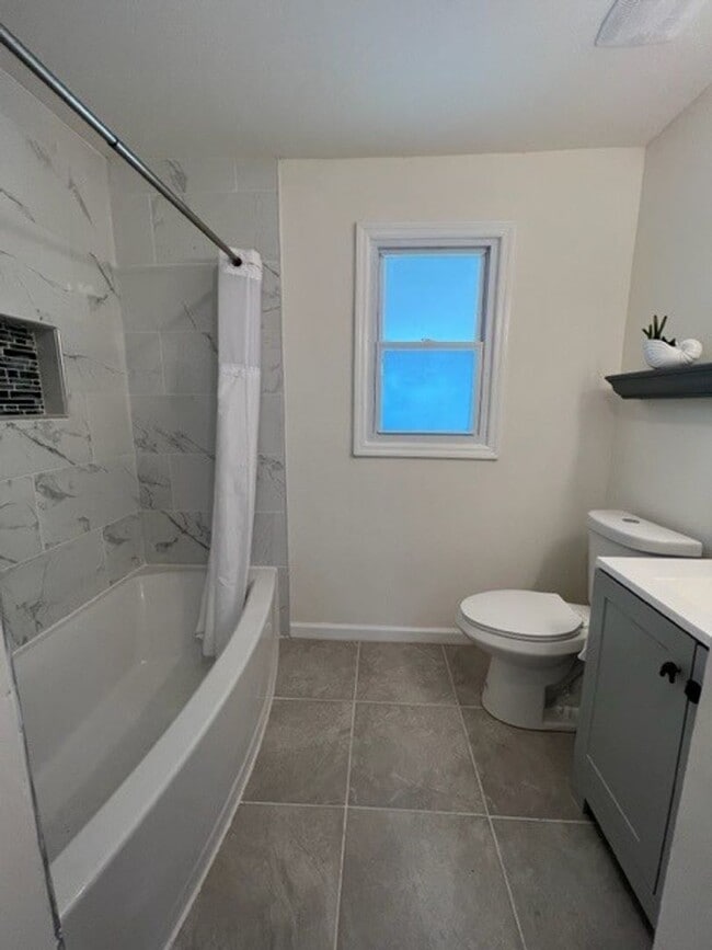 Building Photo - 3 Bedroom, 1 Bath Home