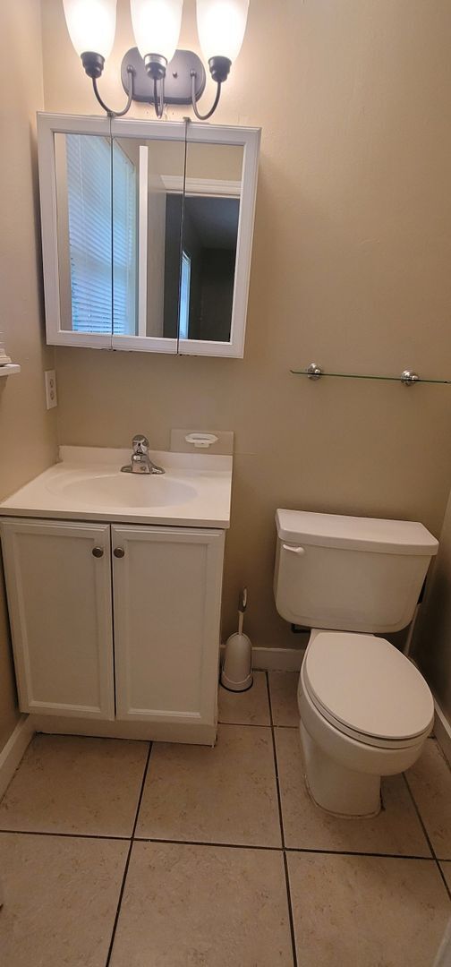 Building Photo - CHARMING SE 3/1.5 w/ Garage, Washer/Dryer, Large Privacy Fenced Yard, & Tile Floors Throughout! A...