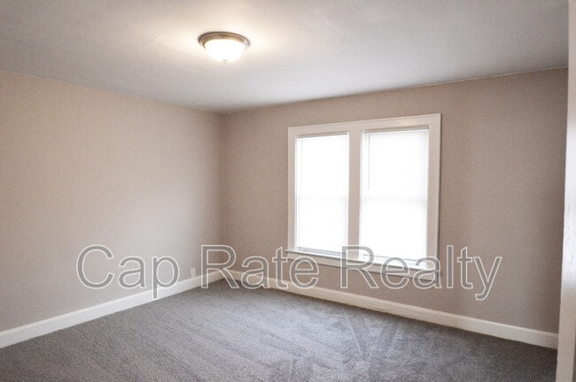 Building Photo - 1111 E 22nd Ave