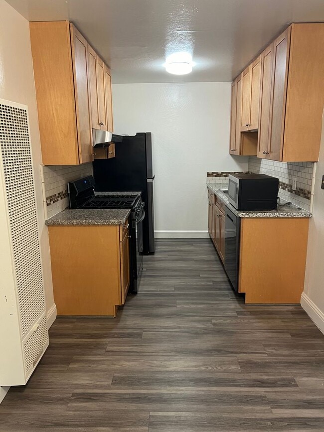 Building Photo - NICE APARTMENT IN ROSEVILLE!!