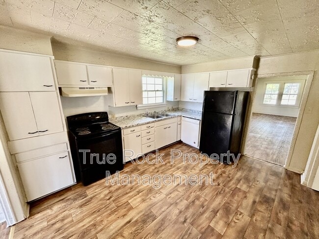 Building Photo - 631 W 19th