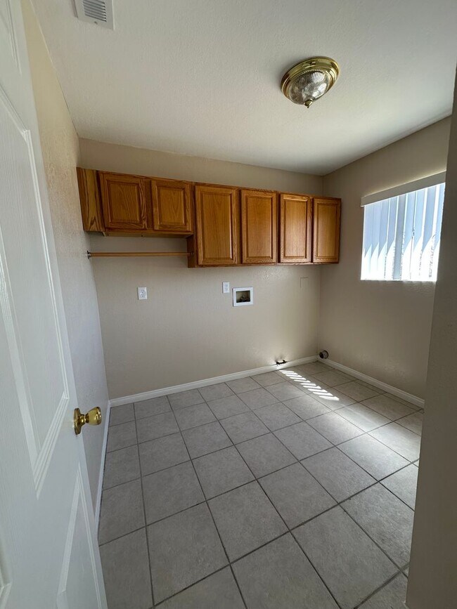 Building Photo - Remodeled 3 bed/2 bath home close to shopping