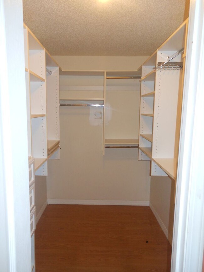 Building Photo - CHARMING 2 BEDROOM POOL HOME IN THE HEART OF JENSEN BEACH