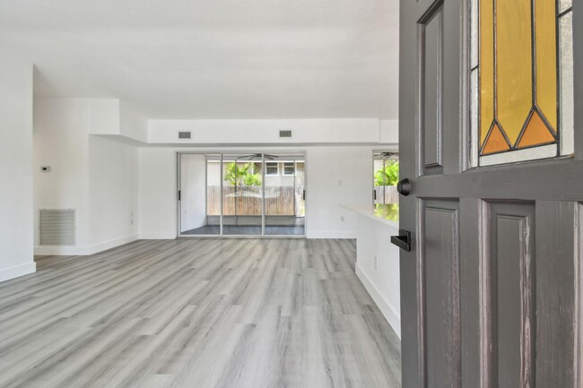 Building Photo - 695 Sunset Dr