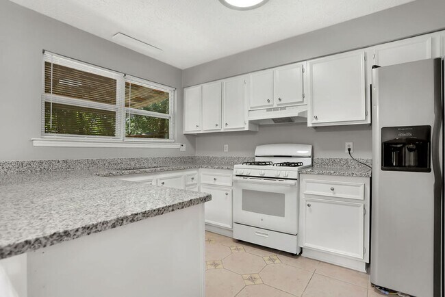 Building Photo - 3 bedroom 2 bath home in Village Green