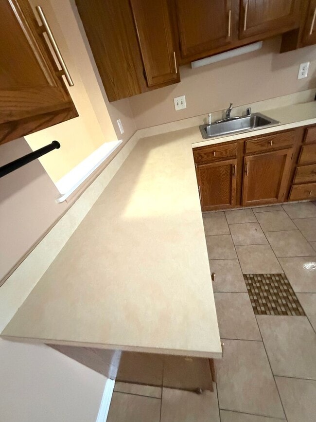 Building Photo - Edgewood 2 Bedroom End of Group For Rent!