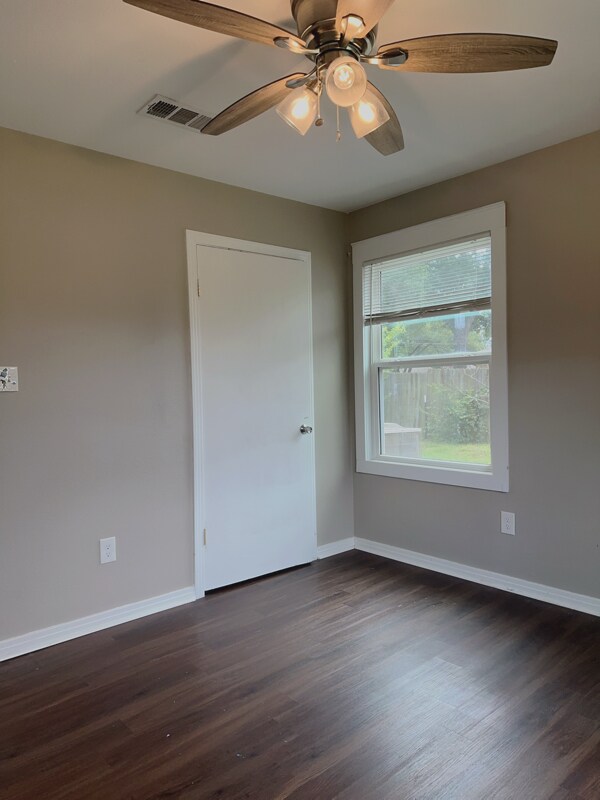 Building Photo - 313 Lovers Ln