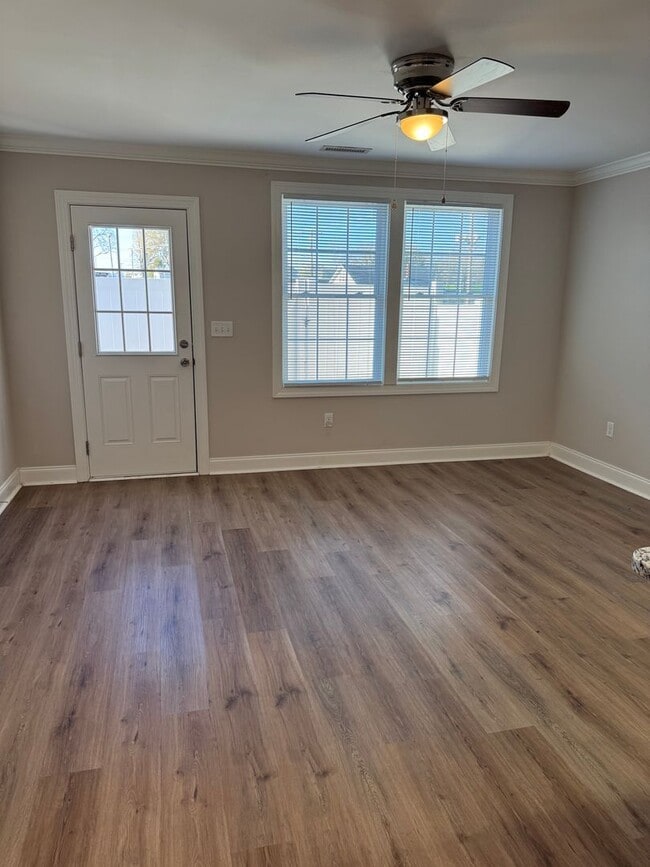 Building Photo - 1006 10th Ave NE