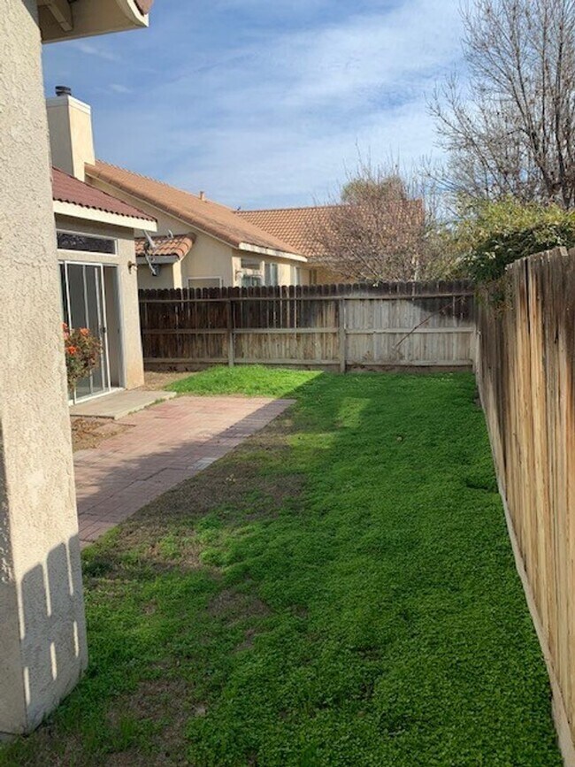 Building Photo - 4 Bedroom 2 Bath Home Available Now!