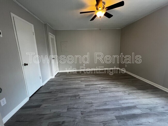 Building Photo - 5841 Century Oaks Dr